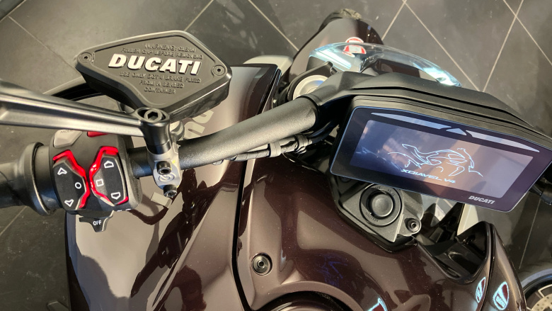 Ducati X Diavel V4 Burning Red (25MY)